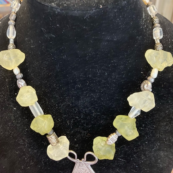 Resin Bead and silver plated beads and Himalayan pendant. 18” - Picture 7 of 11